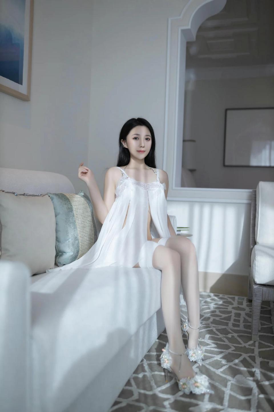 【套圖x35】優優佐佐香的肩膀與美麗的雙腿[20P]