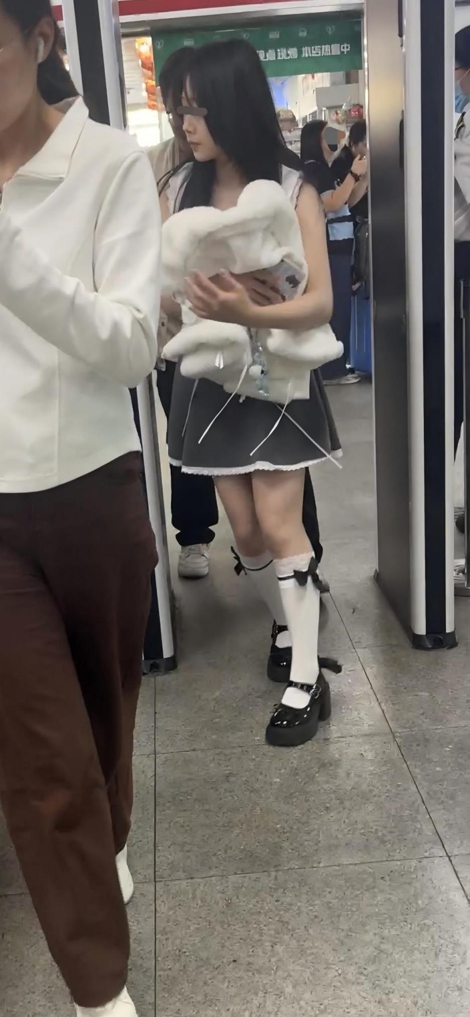 贵在真实，漂亮的妹子拍不到正面就AI来凑[19P]