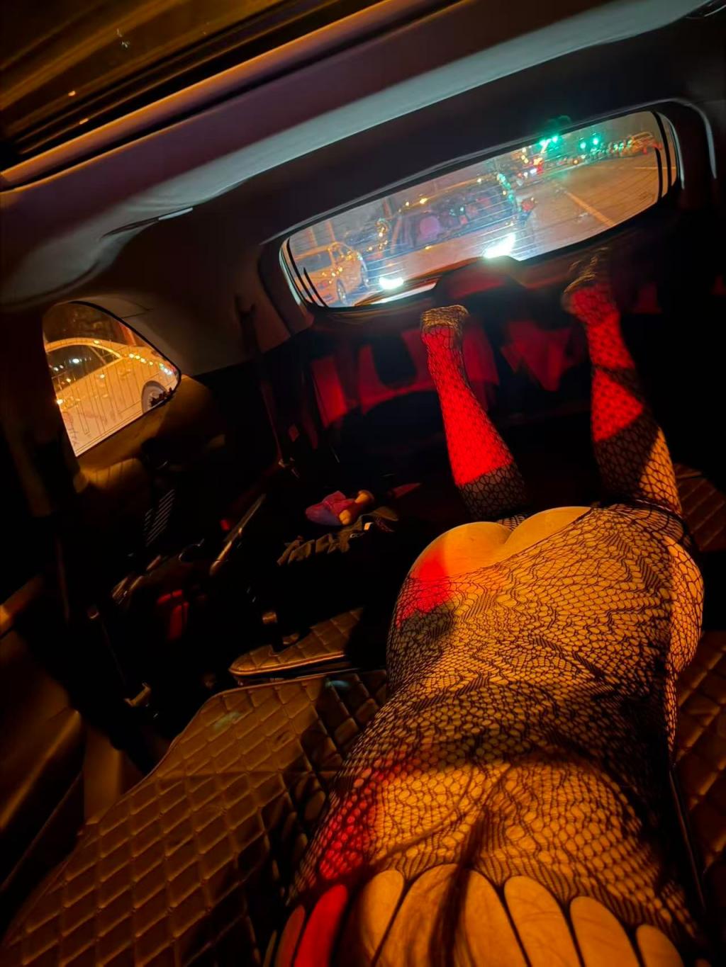 北京小萤虫周伯通带媳妇深夜去车震+露出 大屁股险被路人看到 [22P]