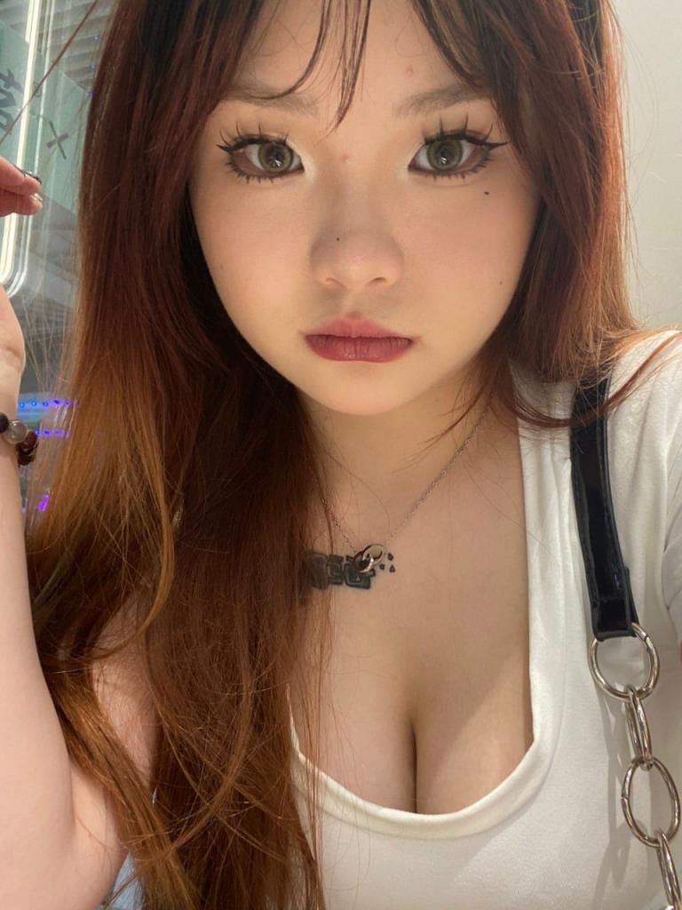 情侣原档泄密：白皙大奶少女，被绿帽男朋友调教成了骚骚女[30P]