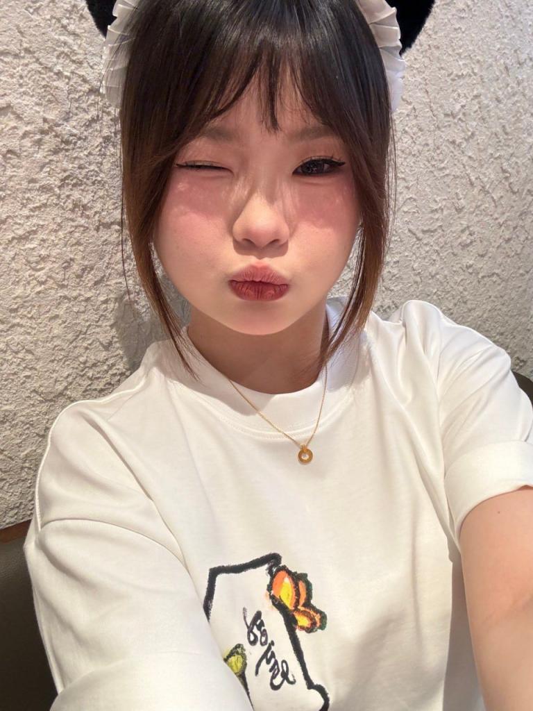 情侣原档泄密：白皙大奶少女，被绿帽男朋友调教成了骚骚女[30P]