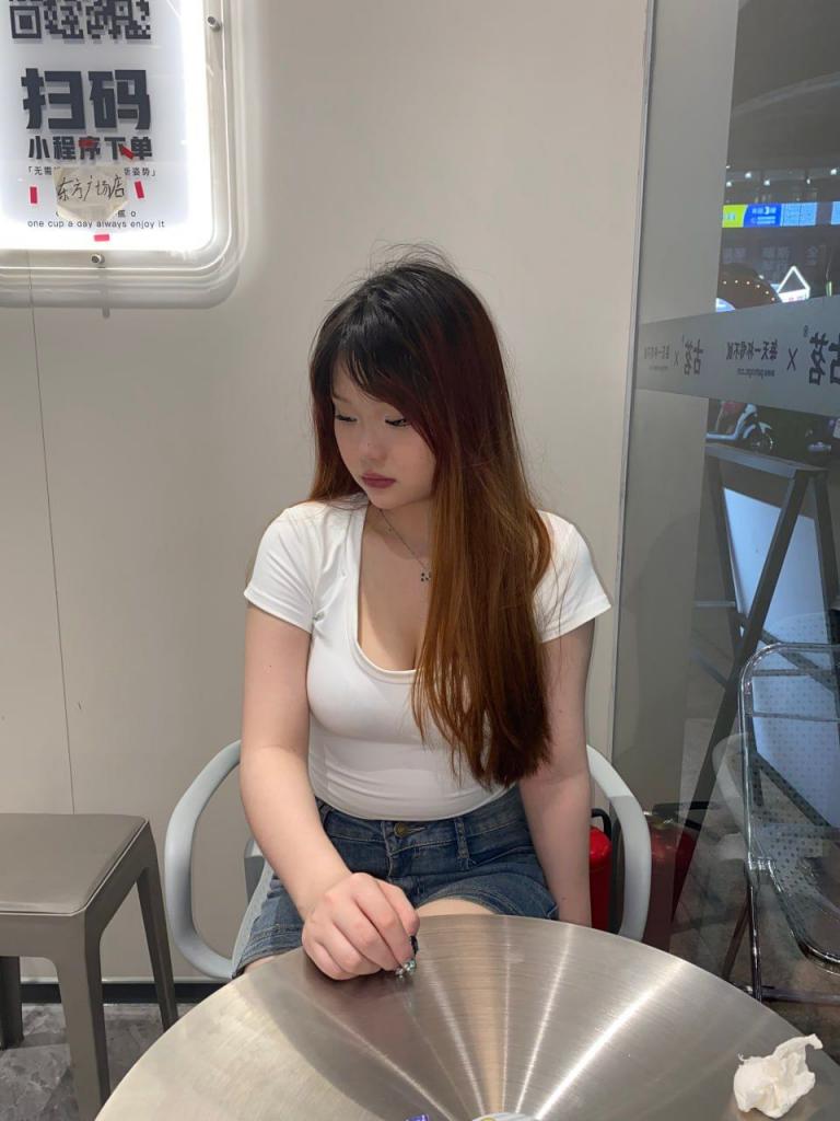 情侣原档泄密：白皙大奶少女，被绿帽男朋友调教成了骚骚女[30P]