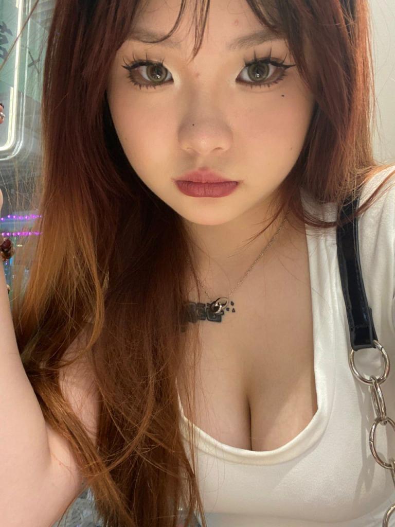 情侣原档泄密：白皙大奶少女，被绿帽男朋友调教成了骚骚女[30P]