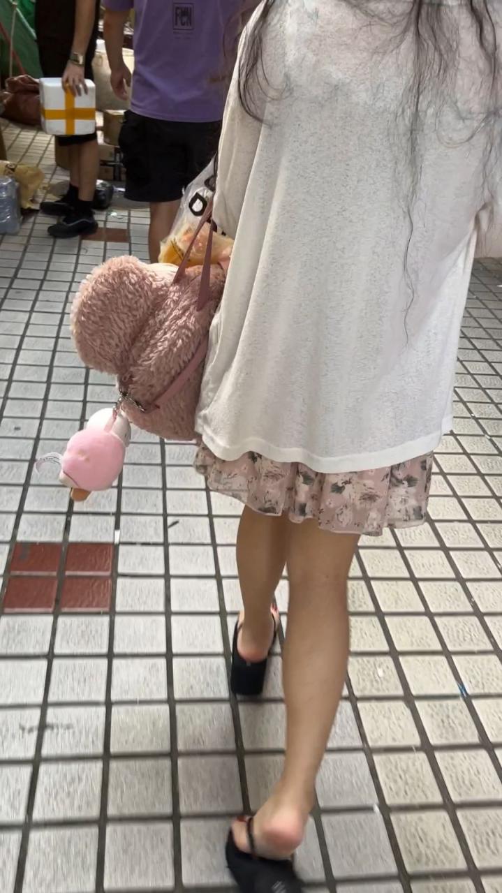 贵在真实，一点点黑丝一点点腿一点点鞋[12P]