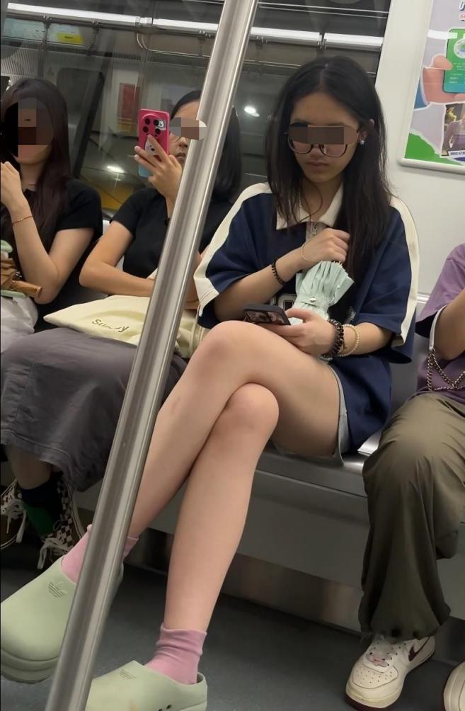 贵在真实，一点点黑丝一点点腿一点点鞋[12P]