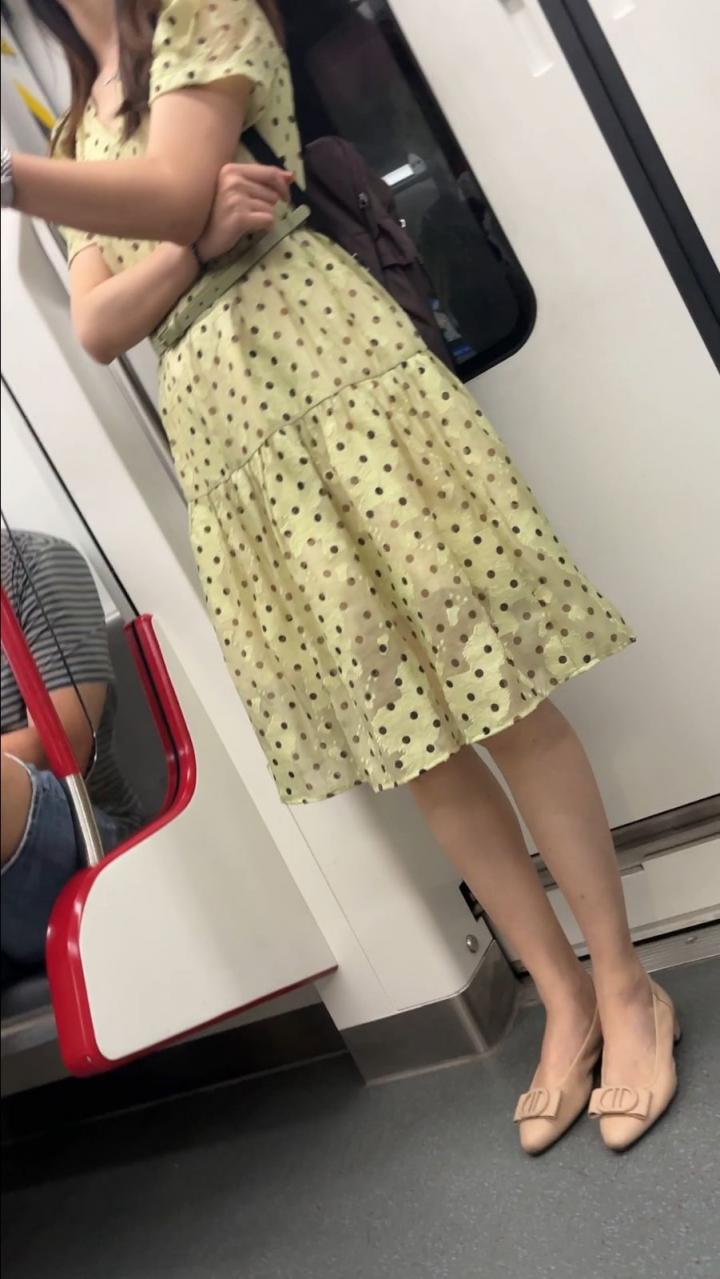 贵在真实，一点点黑丝一点点腿一点点鞋[12P]