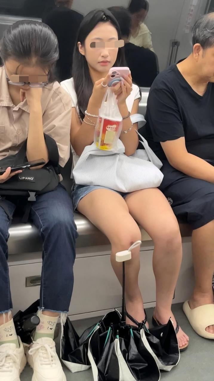 贵在真实，一点点黑丝一点点腿一点点鞋[12P]