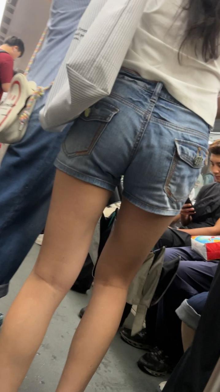 贵在真实，一点点黑丝一点点腿一点点鞋[12P]