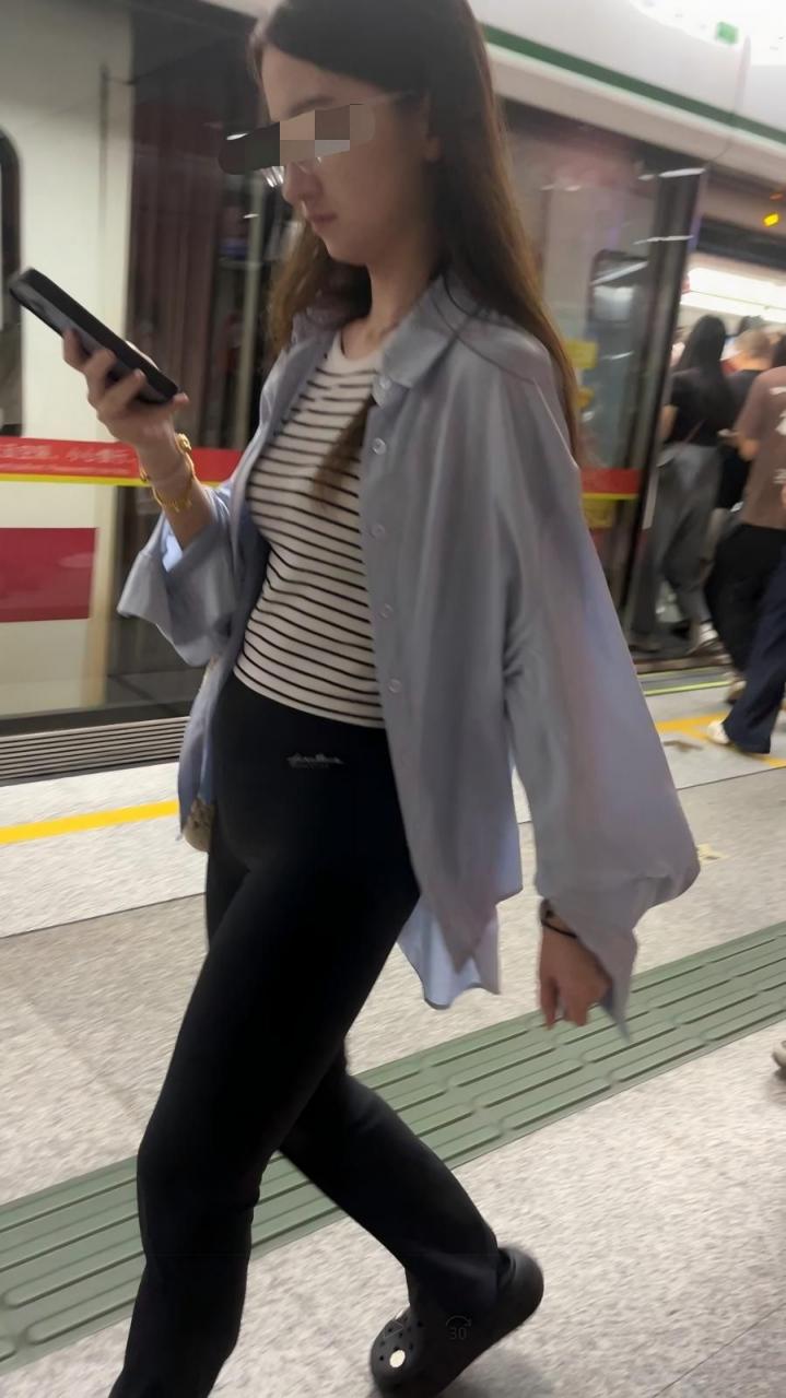 贵在真实，一点点黑丝一点点腿一点点鞋[12P]