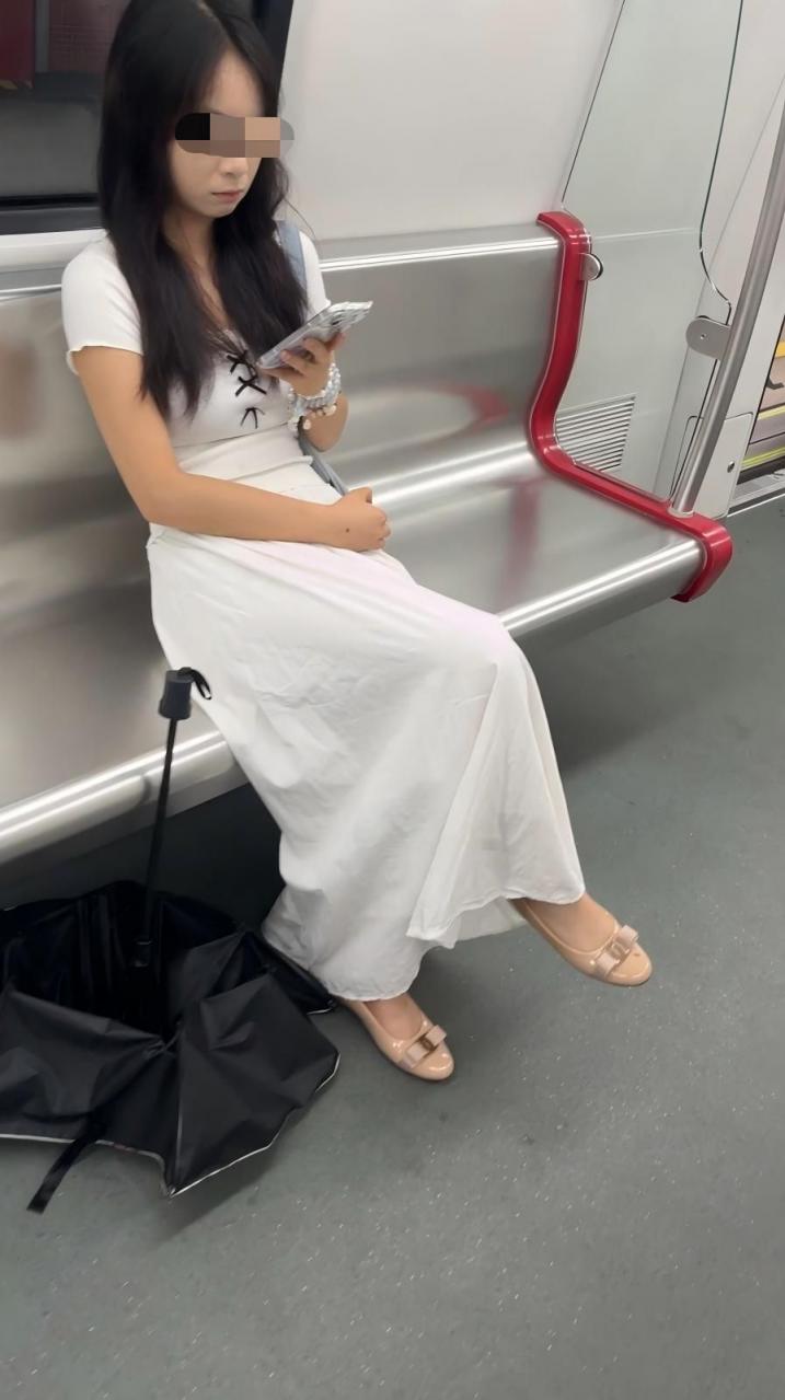 贵在真实，一点点黑丝一点点腿一点点鞋[12P]