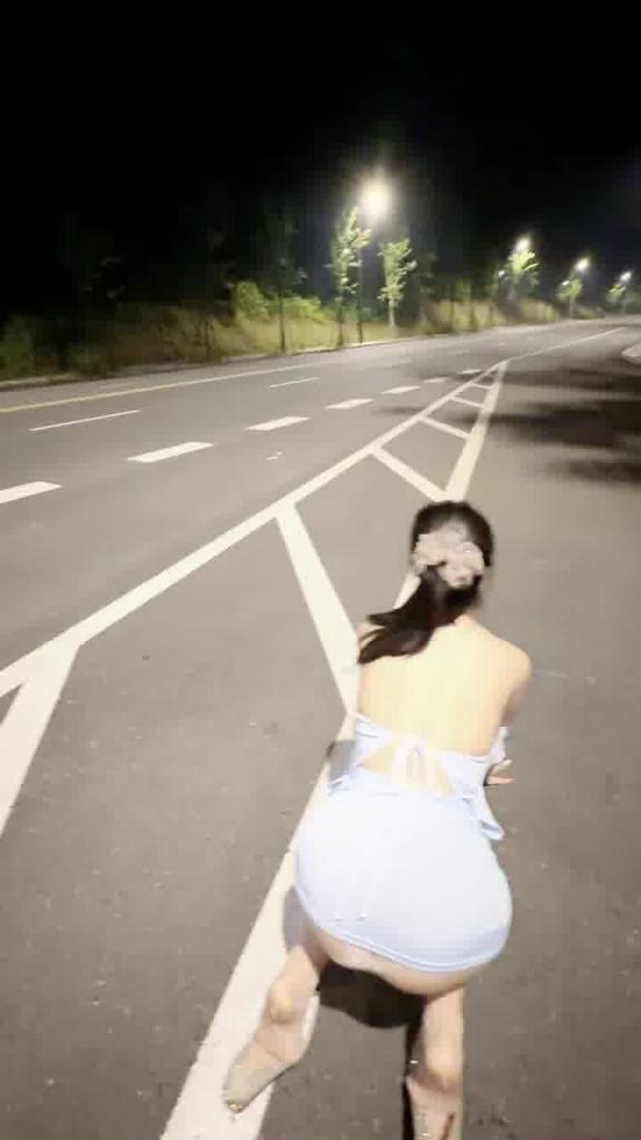 看到的一个漏出视频，在马路中间就内出了，真骚，真会玩！[89p]