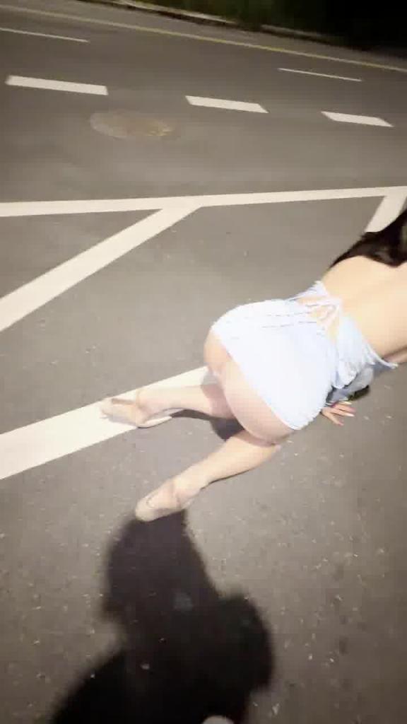 看到的一个漏出视频，在马路中间就内出了，真骚，真会玩！[89p]