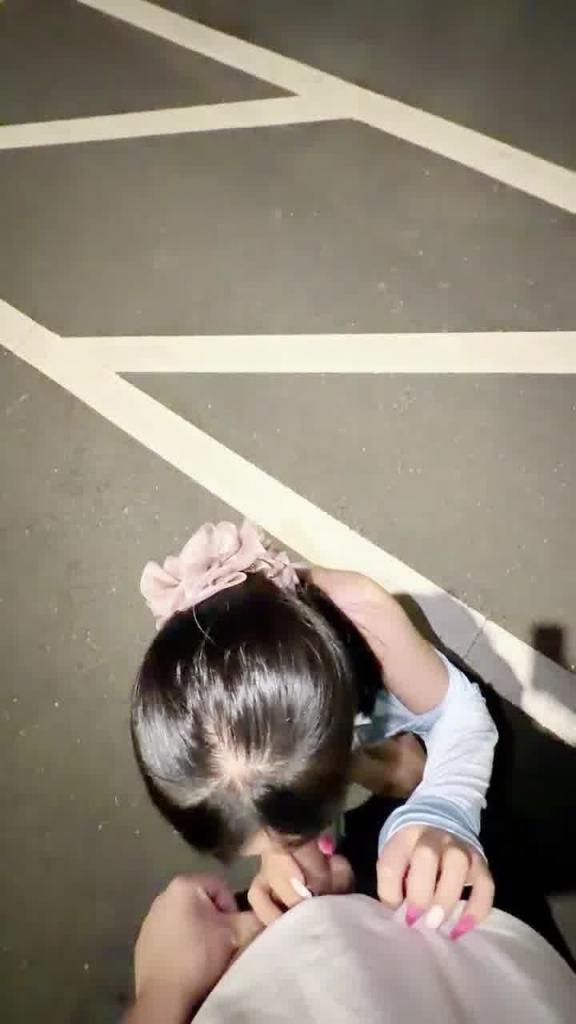 看到的一个漏出视频，在马路中间就内出了，真骚，真会玩！[89p]