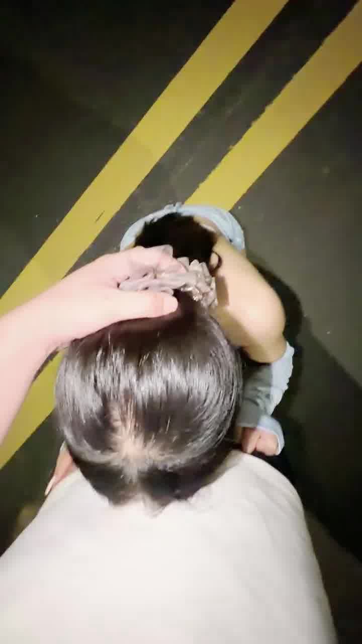 看到的一个漏出视频，在马路中间就内出了，真骚，真会玩！[89p]