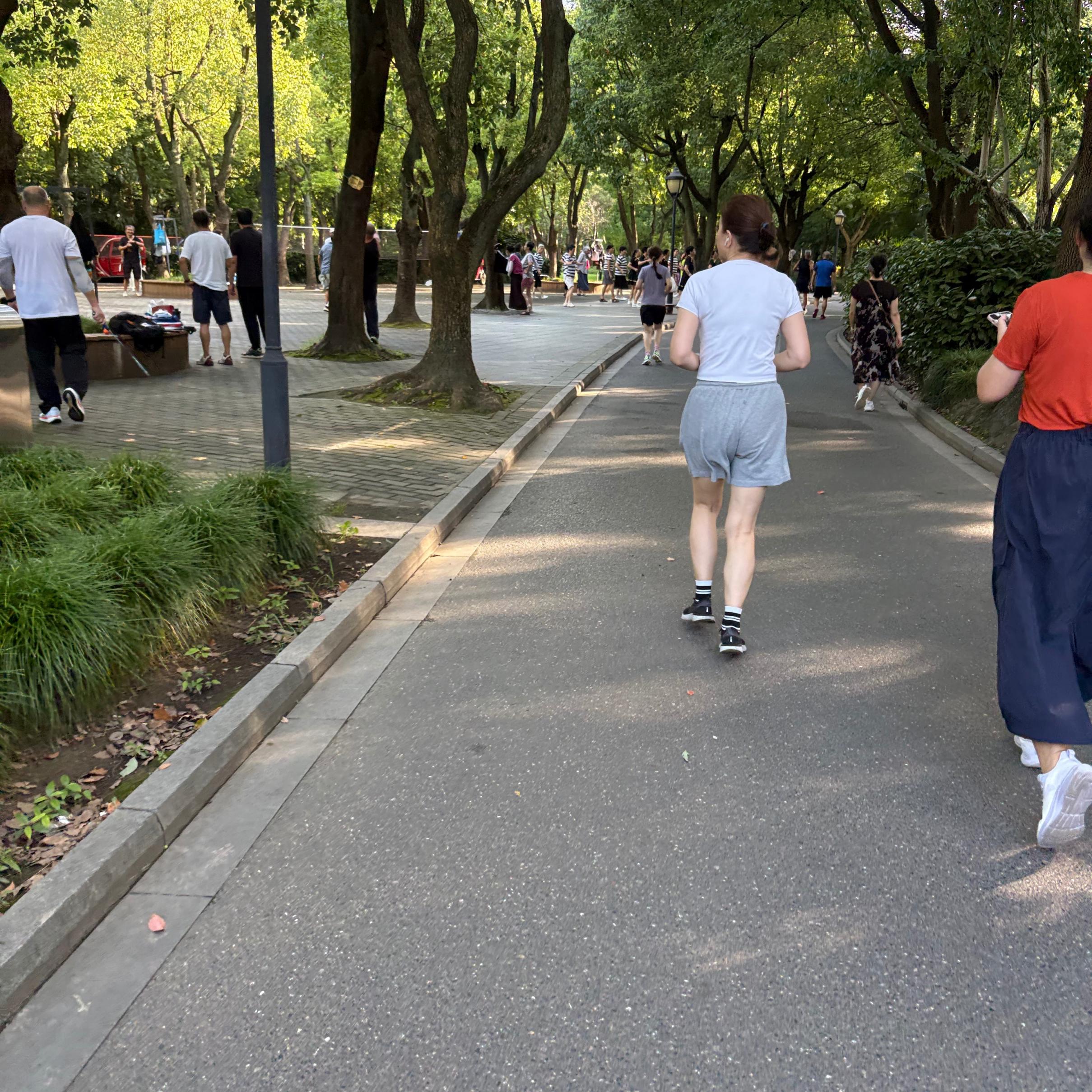 又是一个周末跑步打卡看美女[7P]