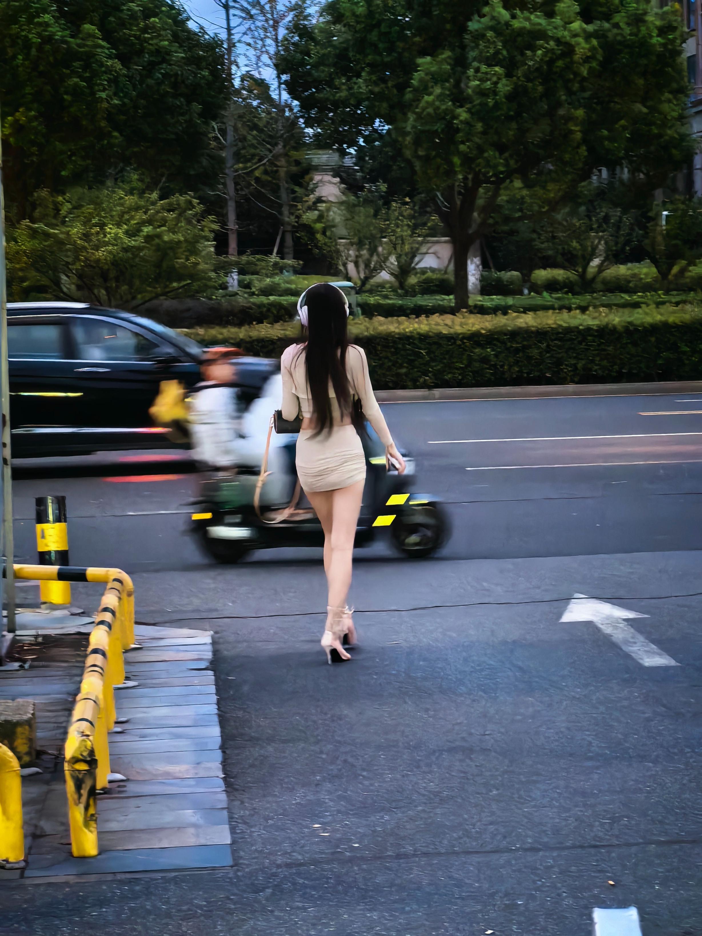 周末快乐，分享刚刚看见的疑似去商K上班的长腿妹妹[6P]