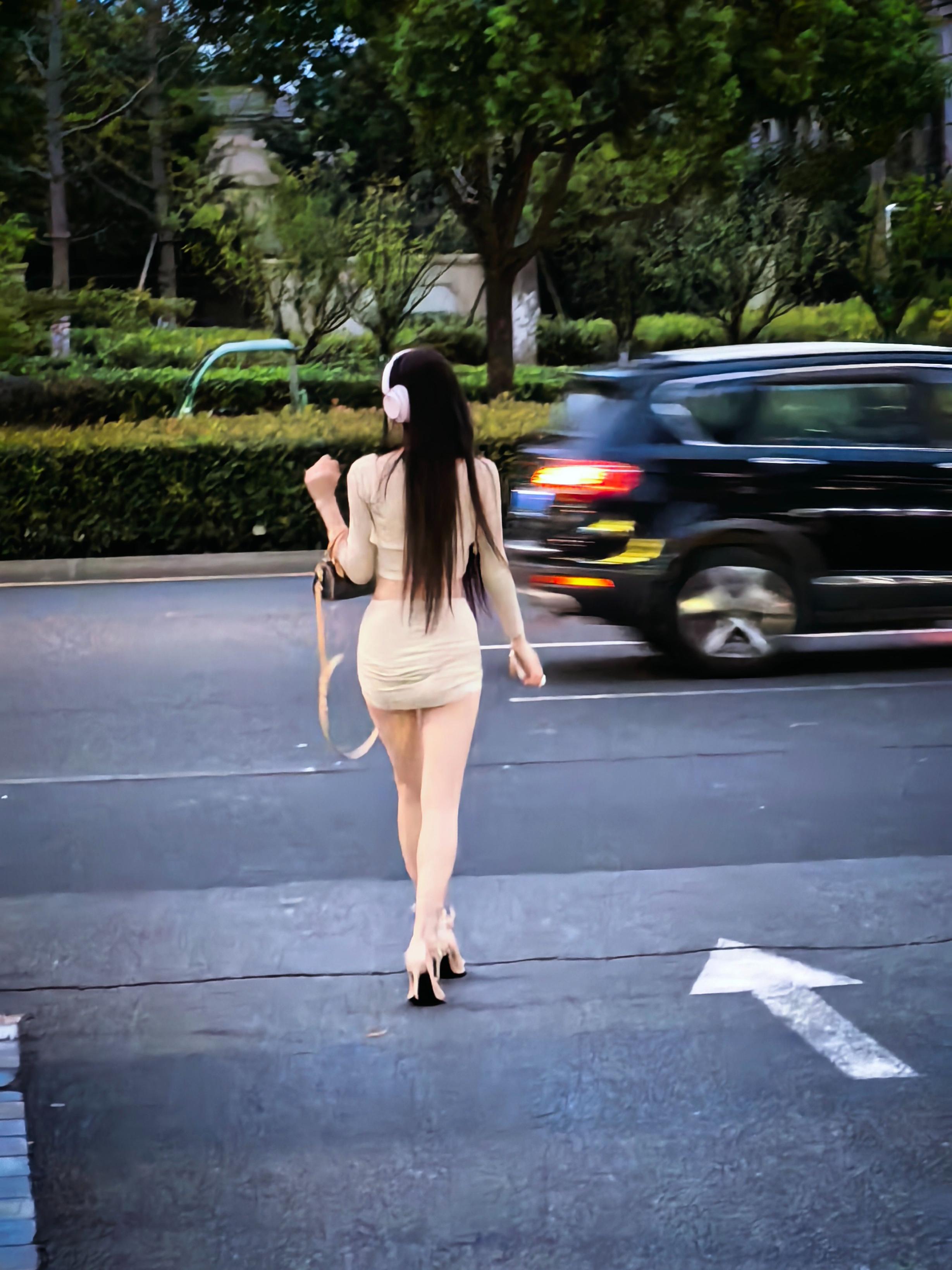 周末快乐，分享刚刚看见的疑似去商K上班的长腿妹妹[6P]
