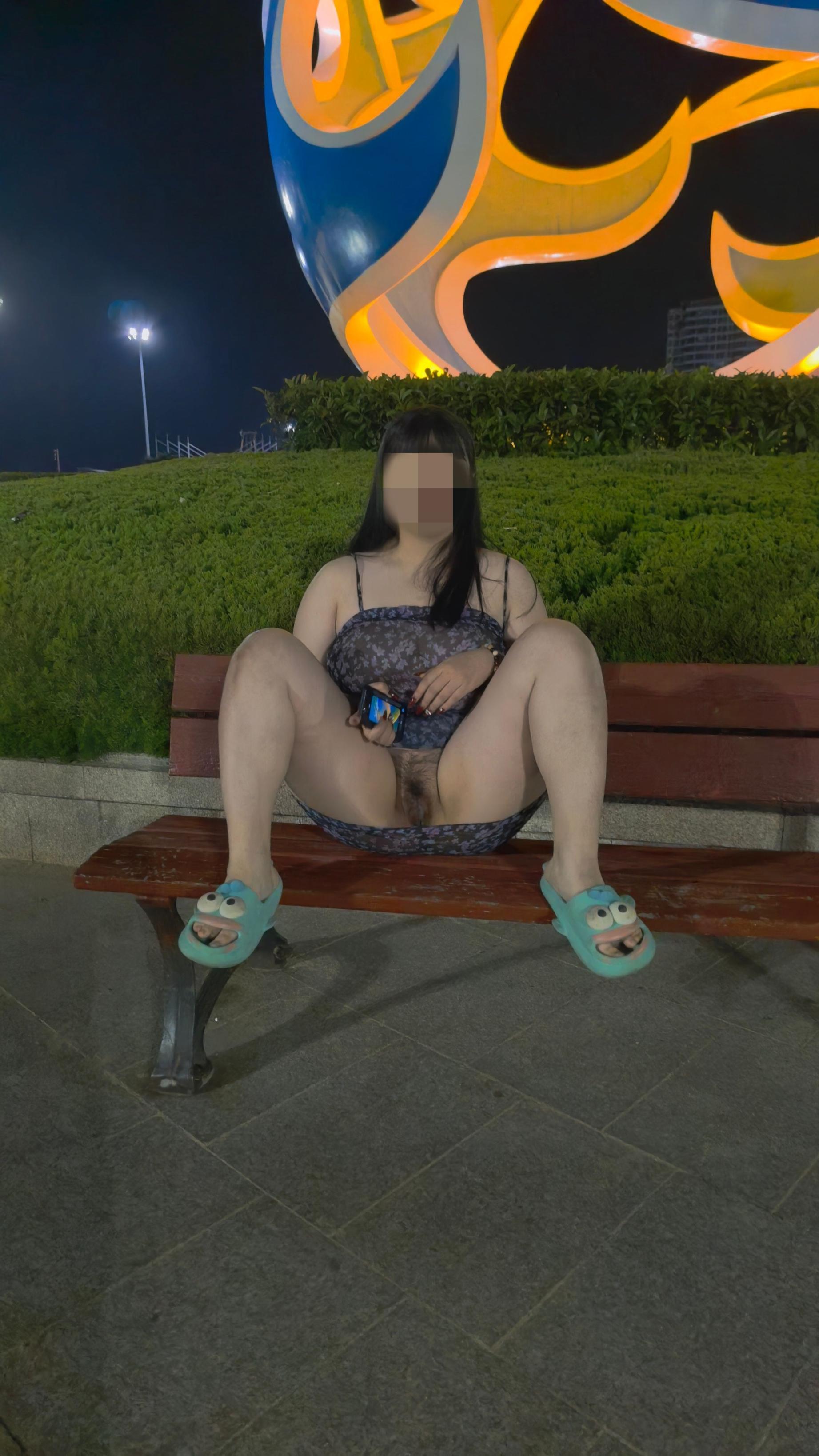 路边公园露出，巨乳肥臀，无惧周边车来车往[37P]