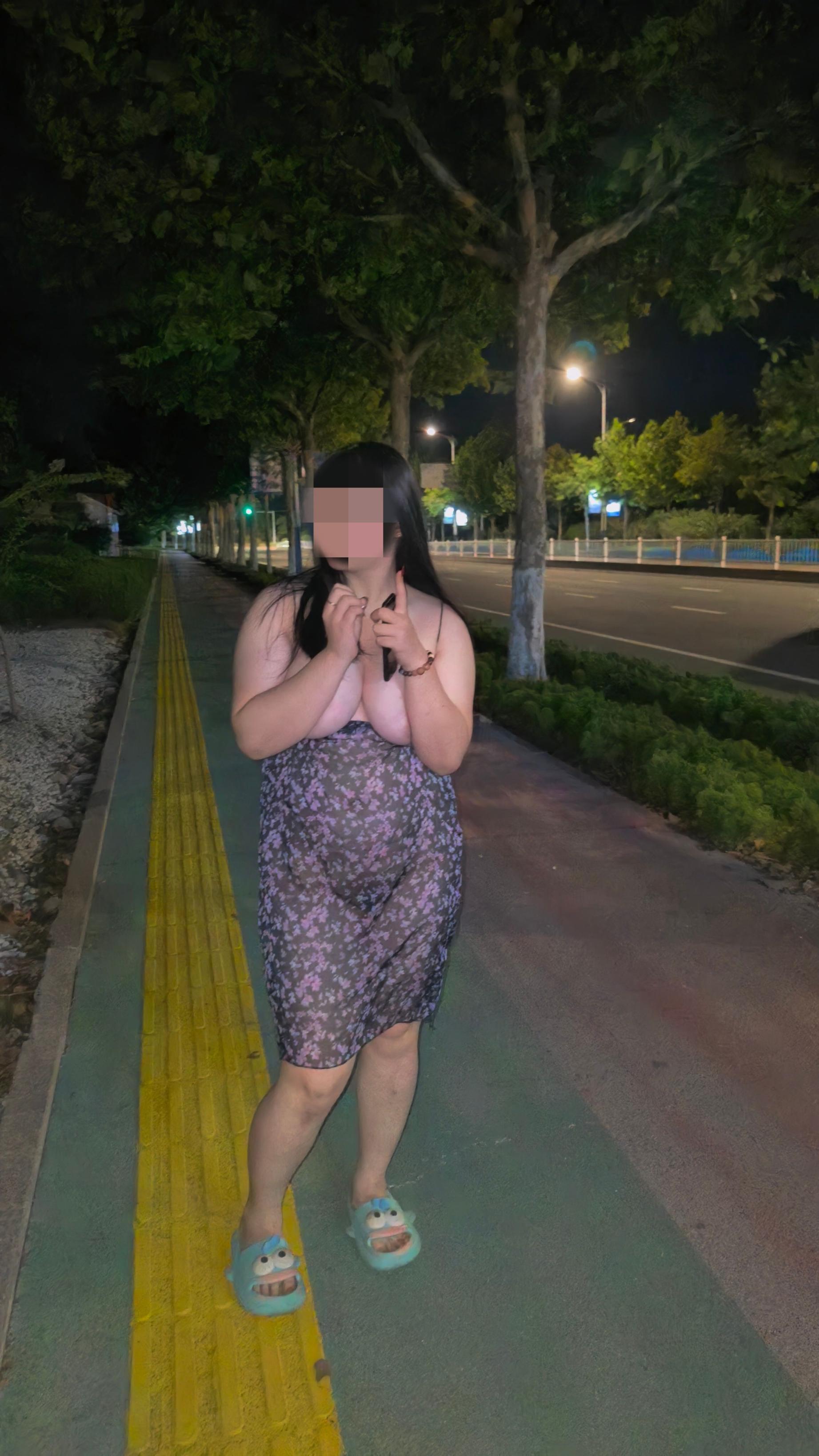 路边公园露出，巨乳肥臀，无惧周边车来车往[37P]