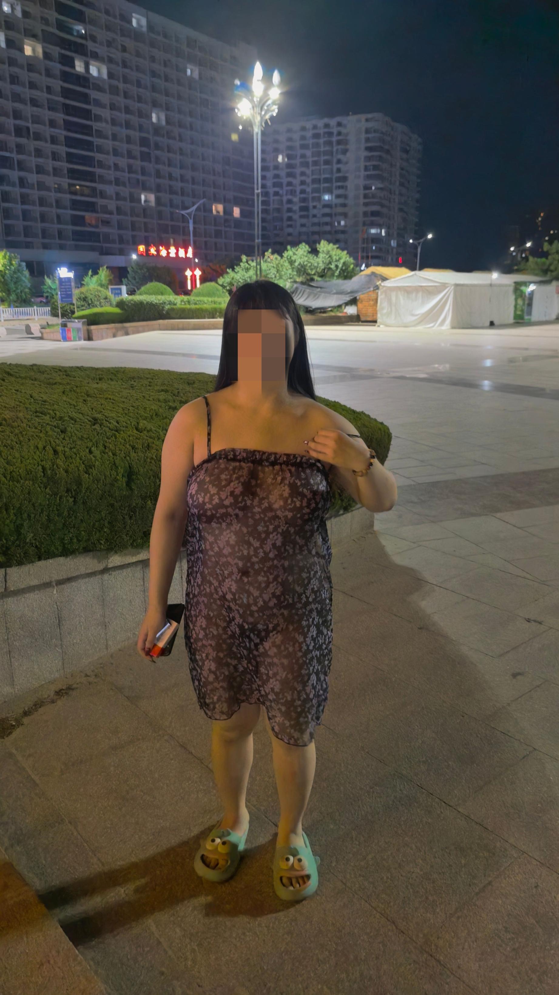 路边公园露出，巨乳肥臀，无惧周边车来车往[37P]