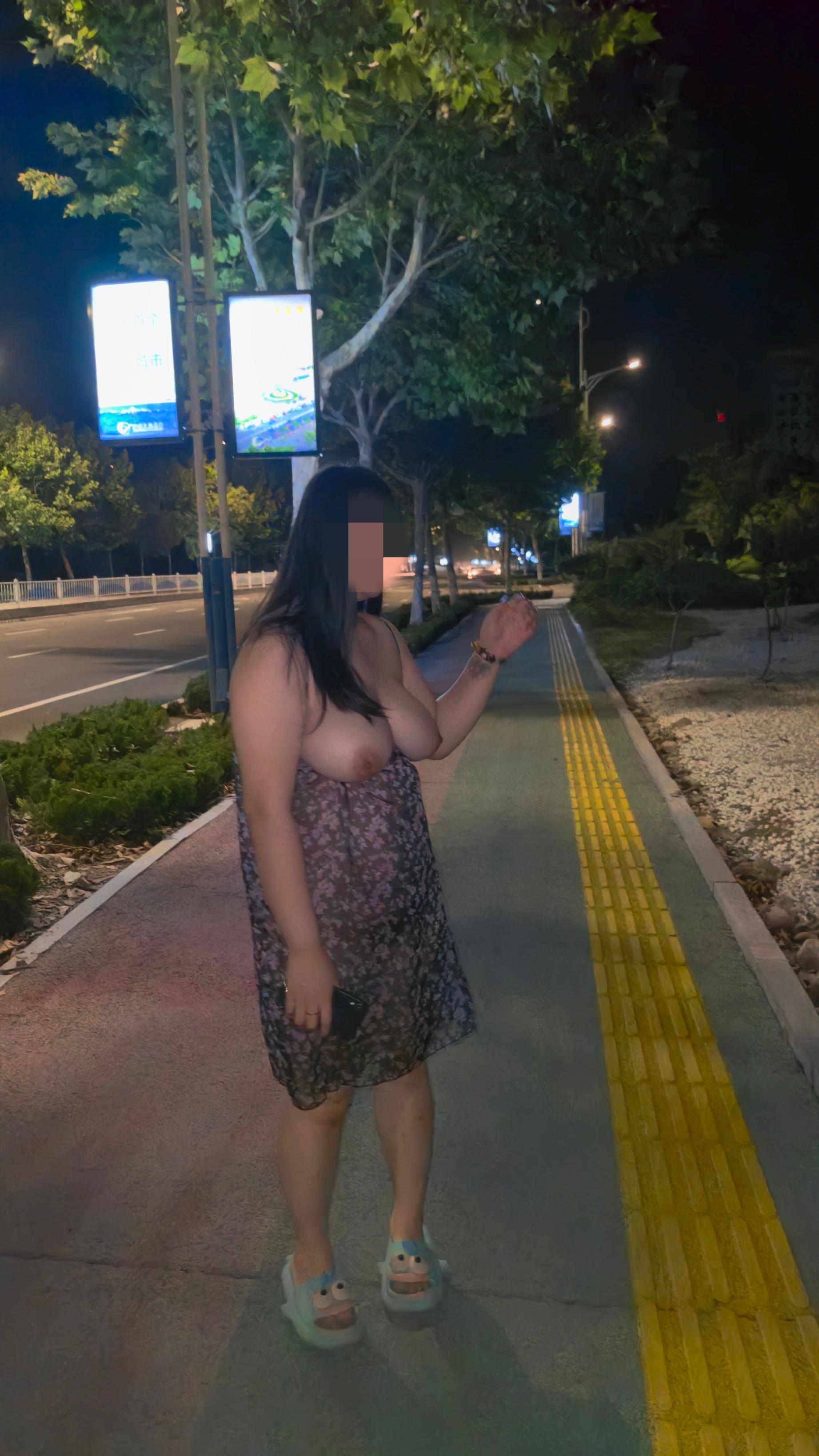 路边公园露出，巨乳肥臀，无惧周边车来车往[37P]
