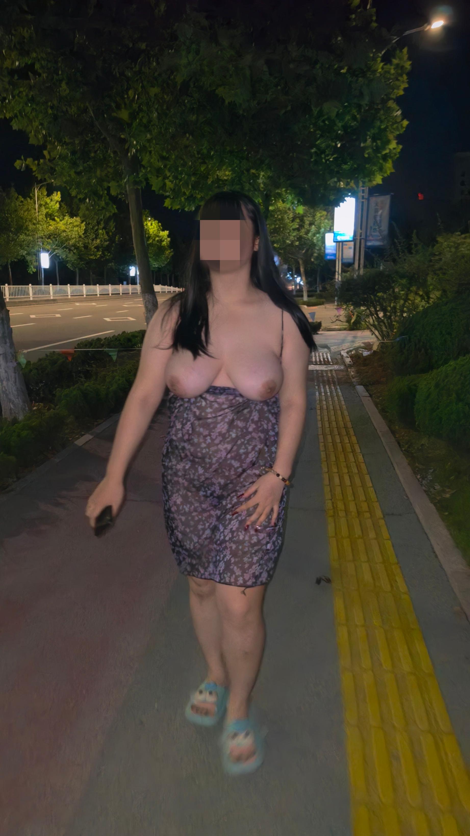 路边公园露出，巨乳肥臀，无惧周边车来车往[37P]
