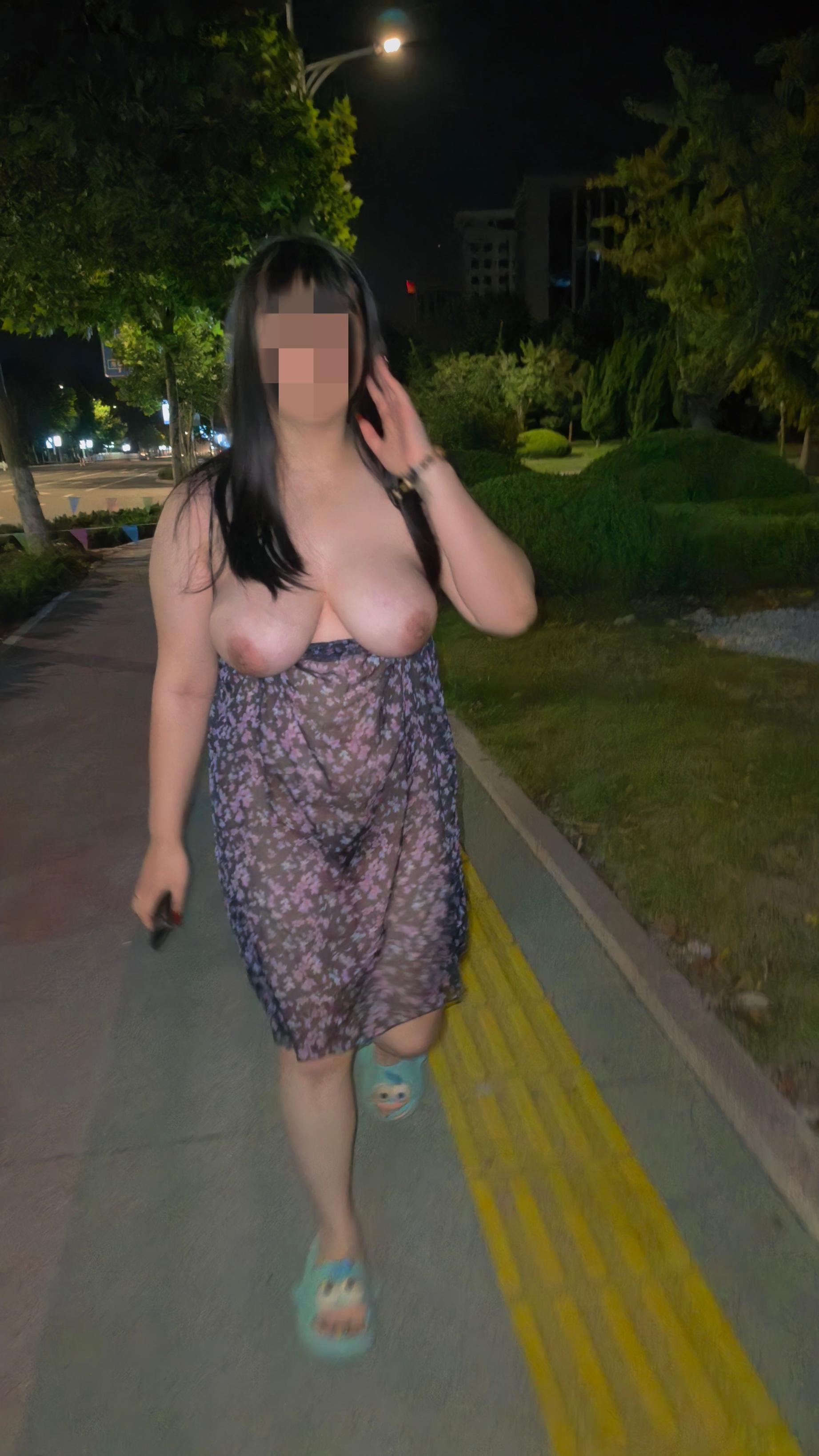 路边公园露出，巨乳肥臀，无惧周边车来车往[37P]